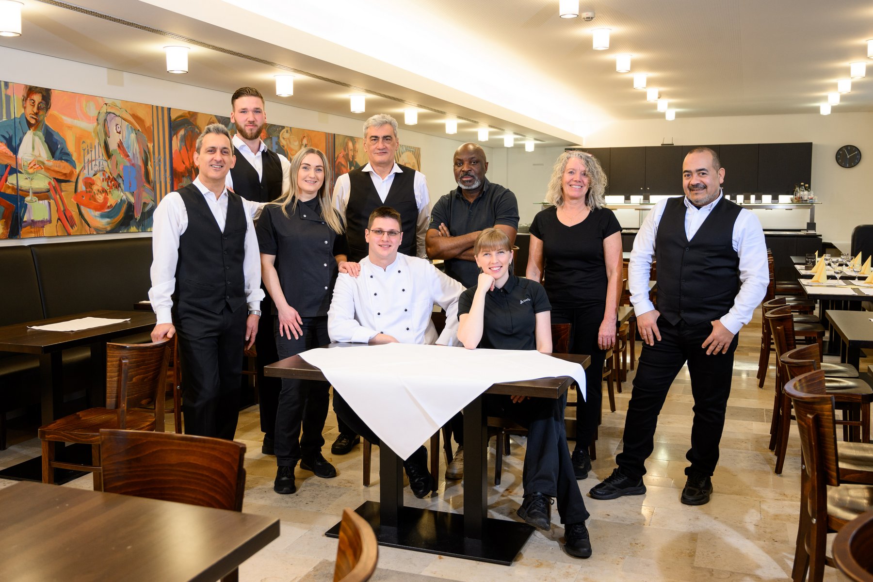 Sie kochen und tischen auf.